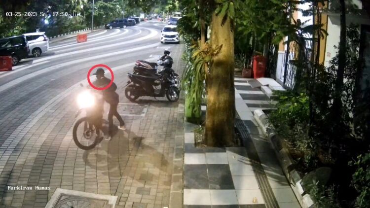 Tangkapan layar video CCTV aksi pencurian kendaraan bermotor di Jalan Jimerto, kawasan Balai Kota Surabaya pada Sabtu (25/3/2023) /Istimewa