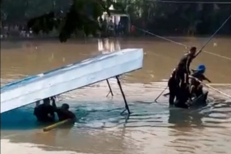 Insiden tenggelamnya perahu tambang di Jalan Mastrip Surabaya pada Sabtu (25/3/2023) /dok. CC112