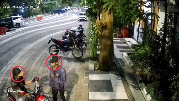 Tangkapan layar CCTV dua orang pelaku pencurian motor milik ASN yang terjadi di kawasan Balai Kota Surabaya, Sabtu (25/3/2023) /Istimewa