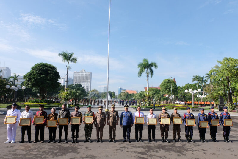 15 TIm Rescue yang menerima penghargaan dari Wali Kota Eri/Dok. Bicarasurabaya.com