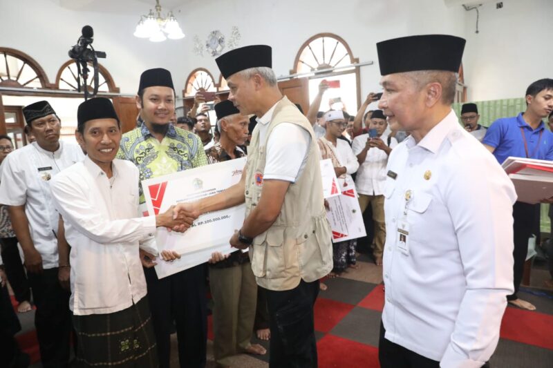 Ganjar Pranowo memberikan bantuan/istimewa