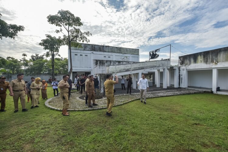 Wali Kota Surabaya Eri Cahyadi bersama jajarannya saat meninjau kolam renang Jambangan (dok. Pemkot Surabaya)