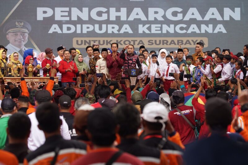 Wali Kota Eri bersama pimpinan DPRD Surabaya saat memamerkan piala Adipura Kencana yang diraih Surabaya untuk yang ke sekian kalinya/Dok. Diskominfo
