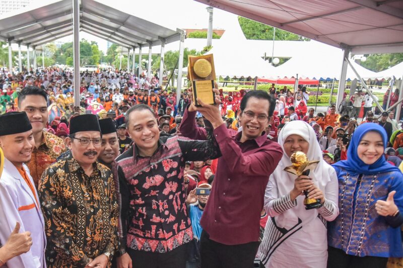Wali Kota Eri Cahyadi bersama Ketua DPRD Surabaya mengangkat penghargaan Adipura Kencana/Dok. Diskominfo Surabaya
