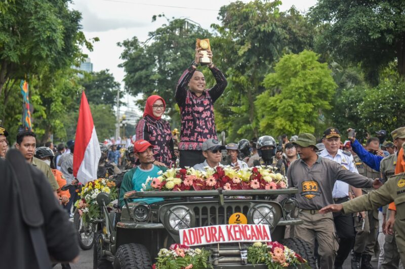 Wali Kota Eri menunjukkan Piala Adipura Kencana saat arak-arakan 14 penghargaan di bidang lingkungan/Dok. Diskominfo