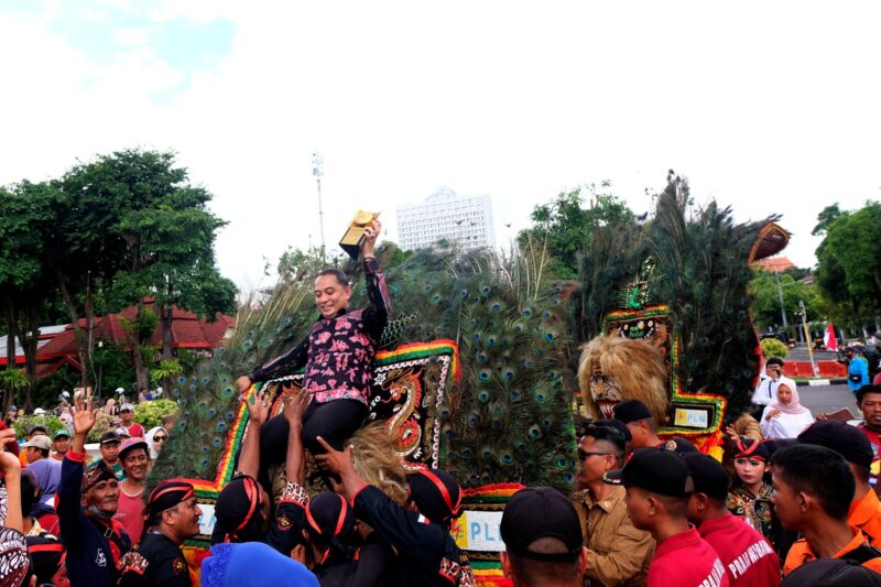 Suasana arak-arakan Piala Adipura Kencana beserta penghargaan lainnya/Dok. Diskominfo