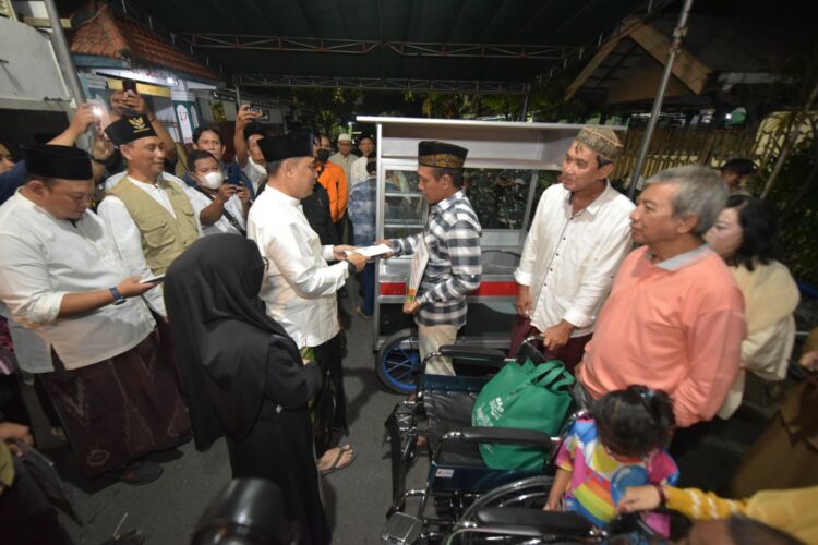 Wali Kota Eri saat menyalurkan zakat dan infaq kepada yang membutuhkan/Dok. Diskominfo Surabaya