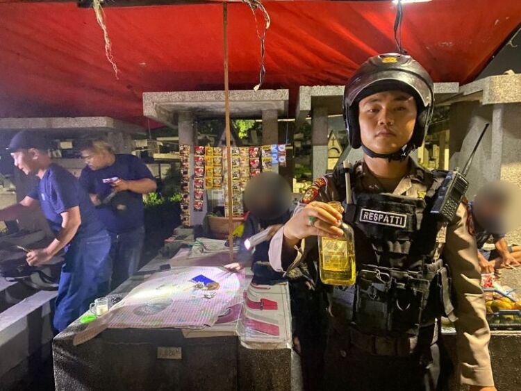 Petugas menunjukkan barang bukti miras yang berhasil diamankan (dok: Hms/Ist