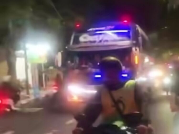 Bonek saat mengawal bus Tim Persija menuju Stadion Gelora Joko Samudro, Gresik (tangkapan layar IG: @ericahyadi_)