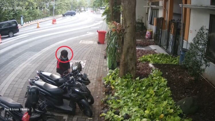 Tangkapan layar CCTV salah satu pelaku curanmor di kawasan Balai Kota Surabaya, Minggu (16/4/2023) pagi (Istimewa)
