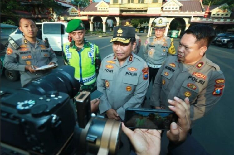 Kapolda Jawa Timur Irjen Pol Toni Harmanto bersama Pejabat Utama Polda Jatim saat melakukan pengecekan wisata Kenjeran Park, Surabaya, Minggu 23 April 2023 (Foto: Humas Polda Jatim)