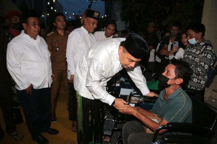 Wali Kota Eri saat menyalurkan zakat dan infaq kepada yang membutuhkan/Dok. Diskominfo Surabaya