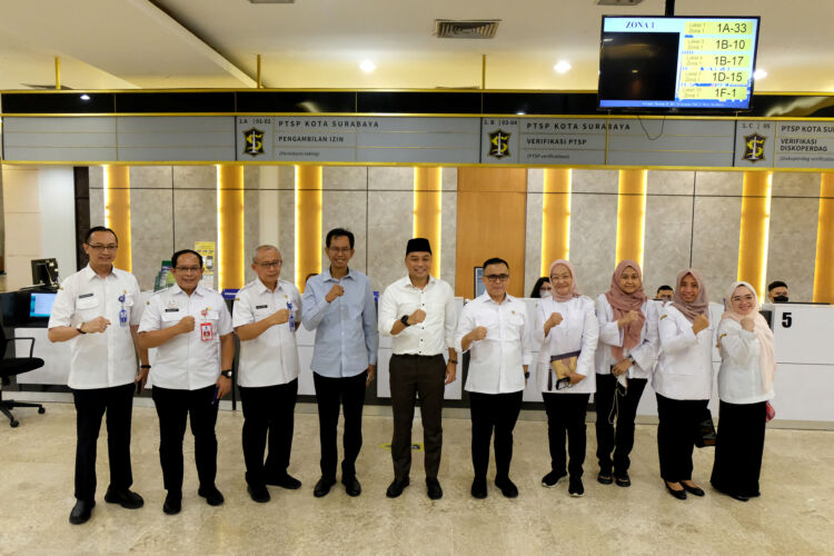 Menpan RB saat mengunjungi mal pelayanan publik yang juga tersedia pelayanan pajak/Dok. Diskominfo Surabaya