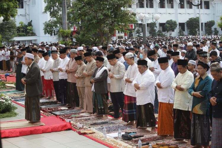 Suasana Salat Idulfitri di Taman Surya, Balai Kota Surabaya, Sabtu, 22 April 2023 (Foto: Diskominfo Surabaya)