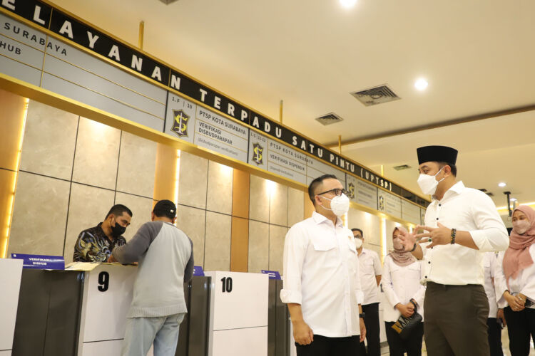 Wali Kota Eri saat mendampingi Menteri Anas meninjau mal pelayanan publik yang juga ada klinik investasinya/Dok. Diskominfo Surabaya