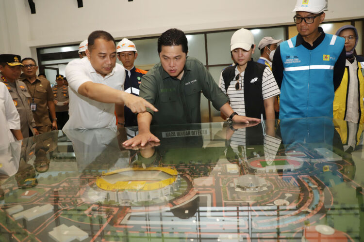 Wali Kota Eri Cahyadi menunjukkan desain Stadion GBT kepada Ketum PSSI/Dok. Diskominfo Surabaya