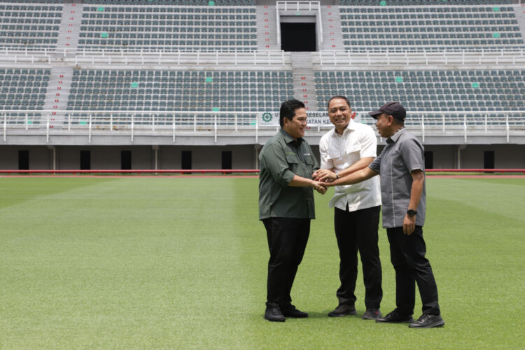 Wali Kota Eri Cahyadi bersama Ketua PSSI dan Menpora di Stadion GBT/Dok. Diskominfo Surabaya