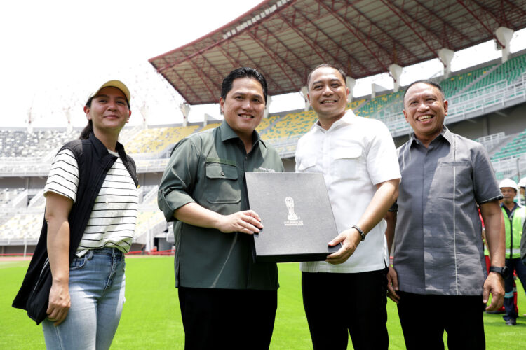 Ketum PSSI yang sekaligus Menteri BUMN Eric Tohir saat berada di Stadion GBT/Dok. Diskominfo Surabaya