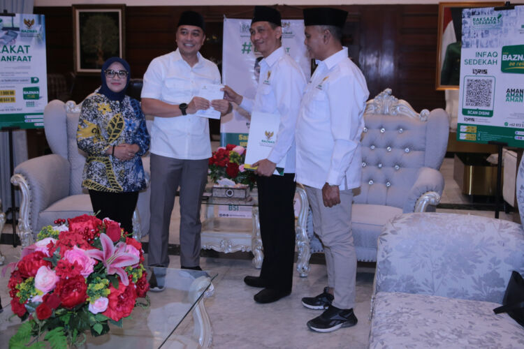 Wali Kota Eri saat menyerahkan zakatnya ke Baznas Surabaya/Dok. Diskomifo Surabaya