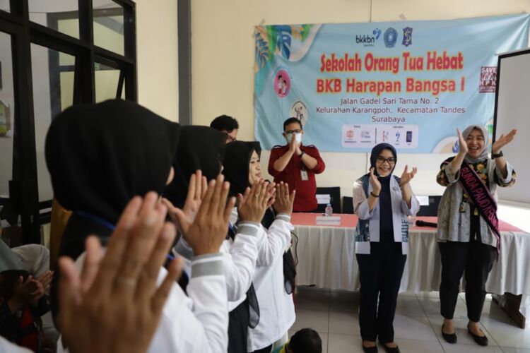 Bunda PAUD Surabaya, Rini Indriyani saat berkunjung ke Sekolah Orang Tua Hebat (SOTH) BKB Harapan Bangsa I /dok. Pemkot Surabaya