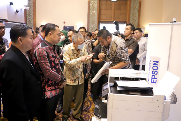 Wali Kota Surabaya Eri Cahyadi saat meninjau pameran Teknologi di area Forum Smart City/Dok. Diskominfo Surabaya