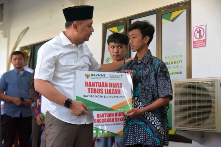 Wali Kota Eri Cahyadi menyerahkan bantuan tebus ijazah kepada salah seorang penerima bantuan /dok. Pemkot Surabaya