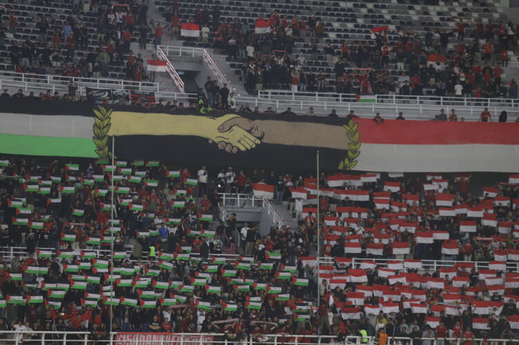 Salah satu koreografi saat pertandingan Indonesia vs Palestina di Stadion Gelora Bung Tomo (GBT)/Dok. Diskominfo Surabaya