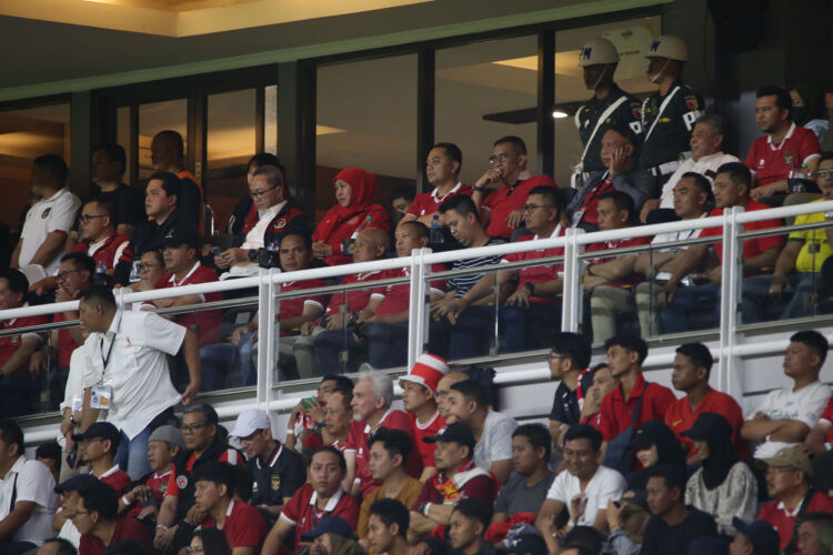 Wali Kota Surabaya Eri Cahyadi bersama para tokoh nasional saat menyaksimakan FIFA Matchday/Dok. Diskominfo Surabaya