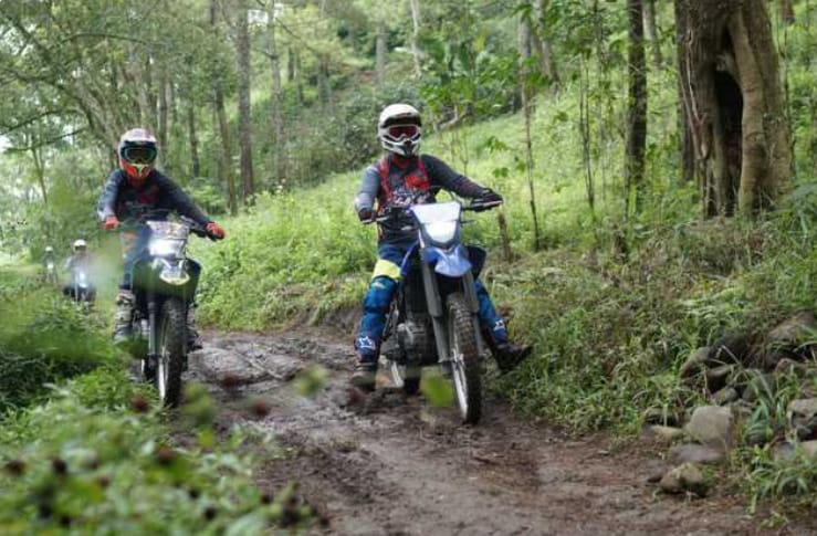 Para peserta ngalas bareng WR 155 R Malang saat melewati jalanan berlumpur/istimewa