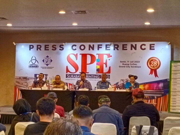Chief Executive Officer (CEO) Krista Exhibitions, Daud D Salim saat memberi sambutan di Konferensi Pers Surabaya Printing Expo (SPE) 2023 di Grand City, Surabaya/bicarasurabaya.com