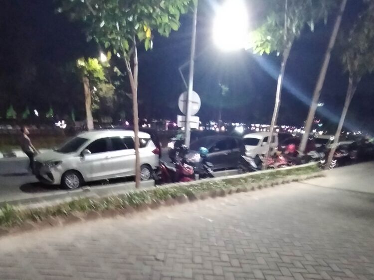 Suasana parkir kendaraan di depan Jatim Expo Surabaya, Sabtu malam, 29 Juli 2023 (dok. pri)