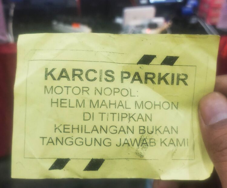 Karcis parkir motor depan Jatim Expo tanpa adanya stempel Dinas Perhubungan (Dishub) Surabaya, Sabtu malam, 29 Juli 2023 (dok. pri)