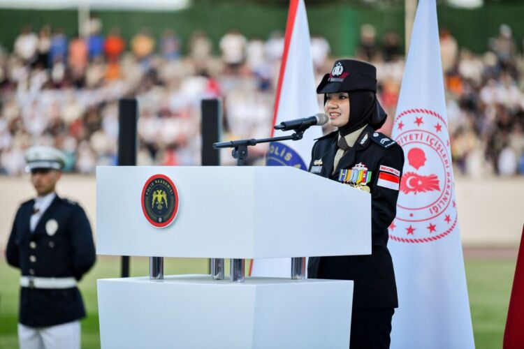 Anggota Polda Jatim, Briptu Tiara Nissa Zulbida saat acara wisuda di Turki (dok. Polri)