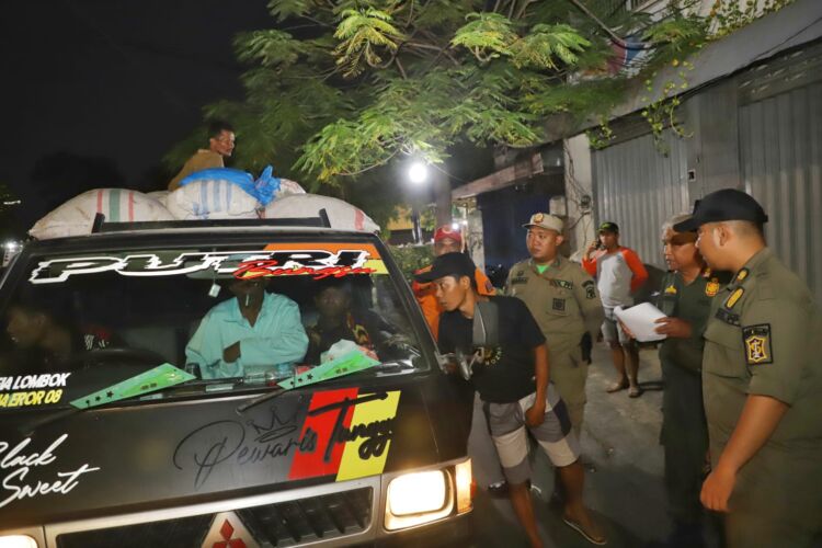 Dok. Petugas melakukan pemeriksaan kendaraan yang akan masuk ke dalam Pasar Keputran Utara /Istimewa
