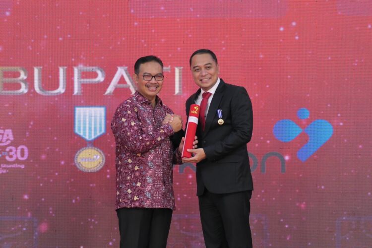 Wali Kota Eri saat menerima penghargaan dari BKKBN RI/Diskominfo Surabaya