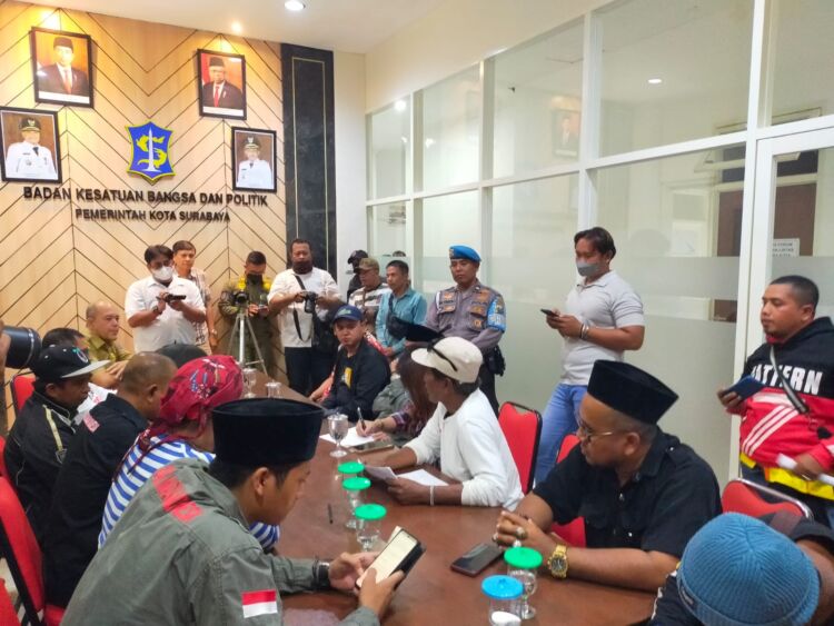 Massa aksi saat diterima audiensi di ruang rapat kantor Bakesbangpol Surabaya, Senin (31/7/2023) /Foto: Bicara Surabaya