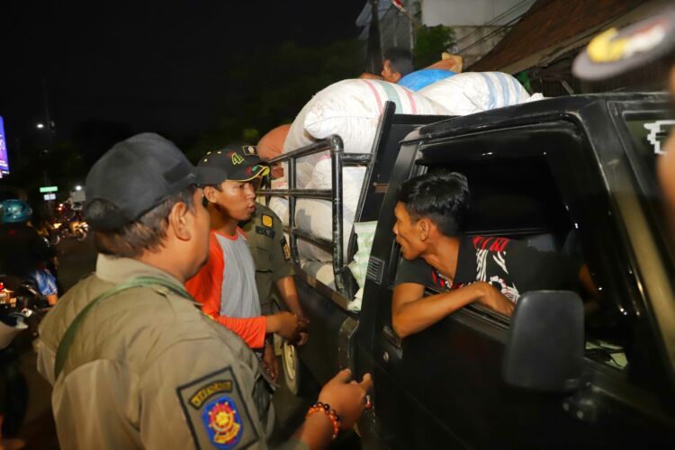 Petugas gabungan melakukan pemeriksaan kendaraan pengangkut barang yang akan masuk ke kawasan Pasar Keputran Surabaya /Istimewa