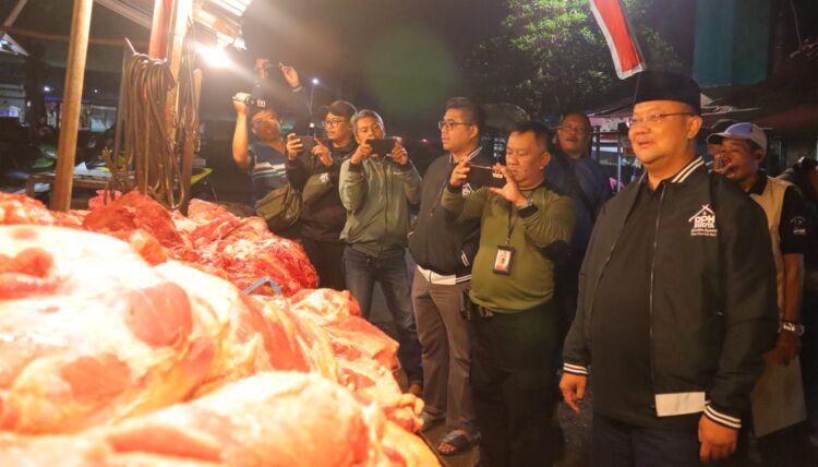 Dok. Monitoring daging di Rumah Potong Hewan (RPH) Pegirian Surabaya, Sabtu dini hari, (26/8/2023).