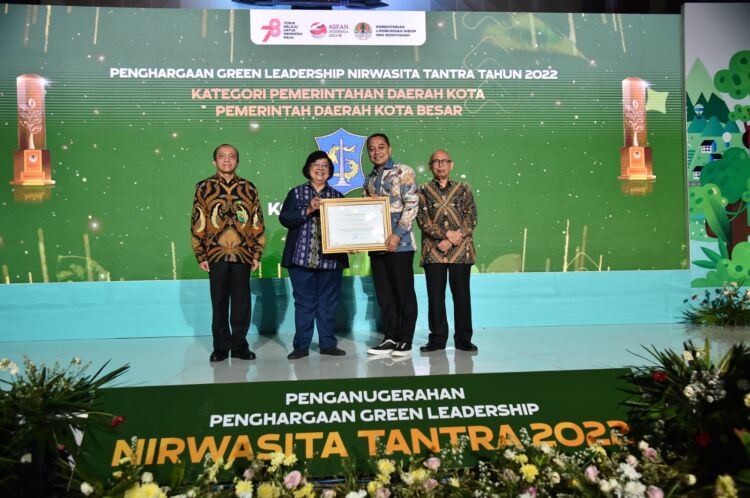 Wali Kota Surabaya Eri Cahyadi saat menerima penghargaan Nirwasita Tantra di Jakarta, Selasa (29/8/2023) /dok. Pemkot Surabaya