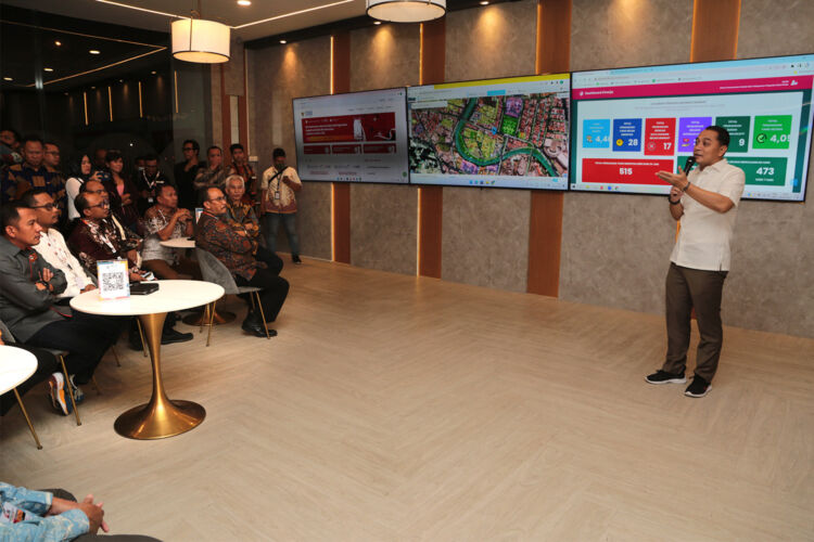 Wali Kota Surabaya Eri Cahyadi saat memberikan penjelasan kepada para insinyur di Klinik Investasi/Dok. Diskominfo Surabaya