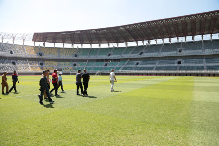 FIFA saat melakukan inspeksi di Stadion Gelora Bung Tomo (GBT) Surabaya (dok. Pemkot Surabaya)