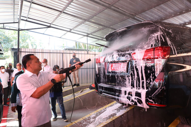 Wali Kota Surabaya Eri Cahyadi mencoba salah satu alat mencuci mobil yang ad di Padat Karya Manyar/Dok. Diskominfo Surabaya