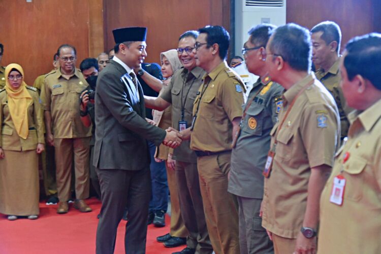 Rotasi dan mutasi pejabat Pemkot Surabaya di Graha Sawunggaling, Senin (7/8/2023).