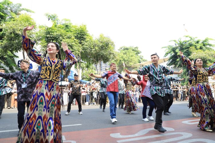 Wali Kota Eri ikut menari dalam acara Surabaya Cross Culture International Folk Art Festival (SCCIFAF) 2023/Diskominfo Surabaya