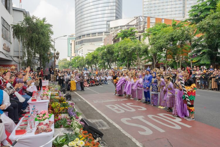Para peserta saat atraksi di Jalan Tunjungan dalam acara Surabaya Cross Culture International Folk Art Festival (SCCIFAF) 2023/Diskominfo Surabaya