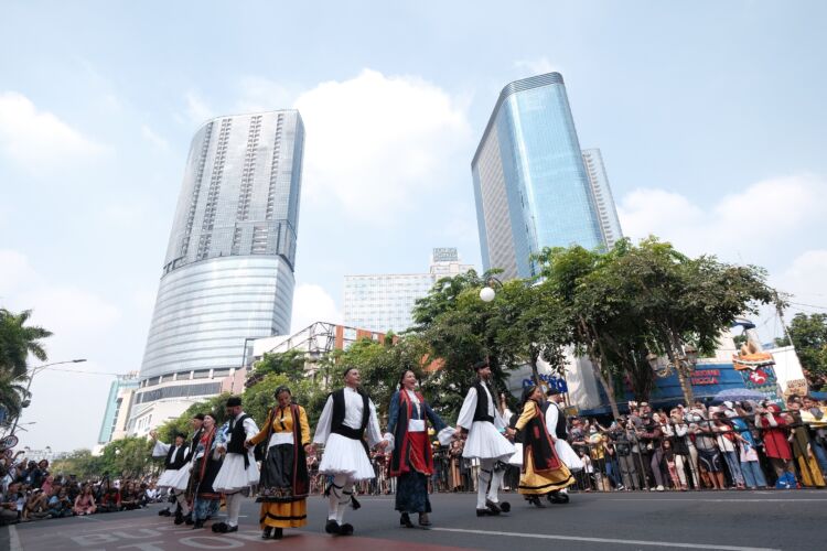 Para peserta saat atraksi di Jalan Tunjungan dalam acara Surabaya Cross Culture International Folk Art Festival (SCCIFAF) 2023/Diskominfo Surabaya