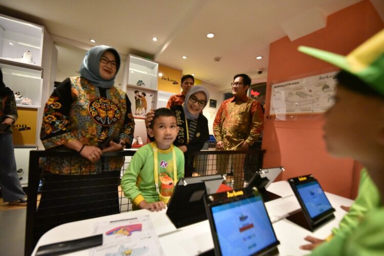 Bunda PAUD Surabaya Rini Indriyani Eri Cahyadi bersama anak SD/Dok.Diskominfo Surabaya