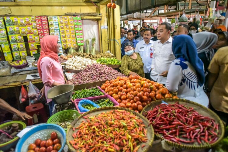 Wali Kota Eri Cahyadi saat meninjau harga bahan pokok di pasar/Dok. Diskominfo Surabaya
