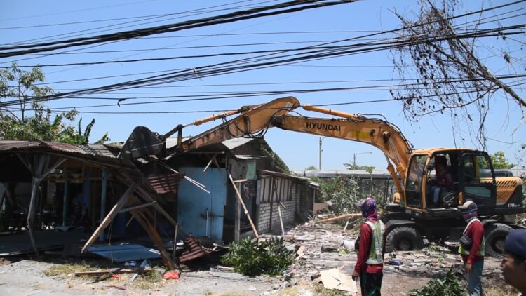 Penertiban bangunan yang berdiri di atas tanah aset pemkot kawasan Wonorejo Timur Surabaya /Istimewa