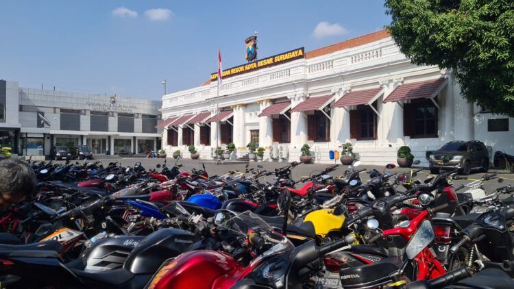 Ratusan motor saat diamankan di Markas Polrestabes Surabaya /dok. Humas